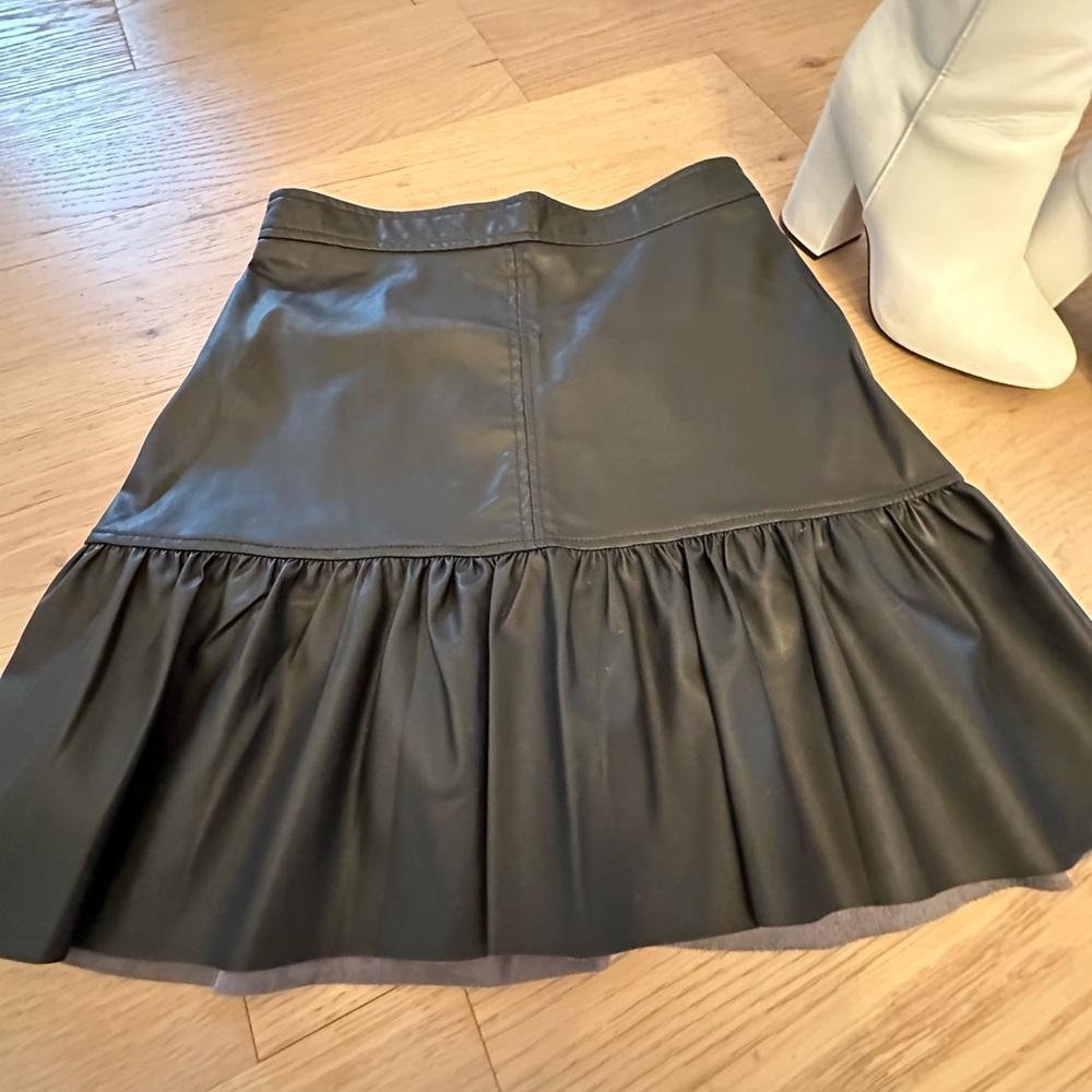 Vegan black leather fitted mini skirt with ruffle
